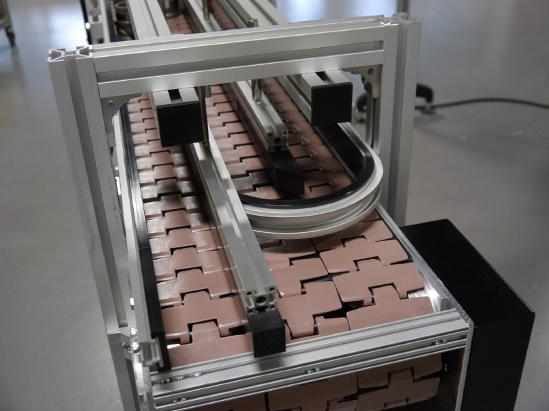Flat top chain conveyor as a bi-flow table